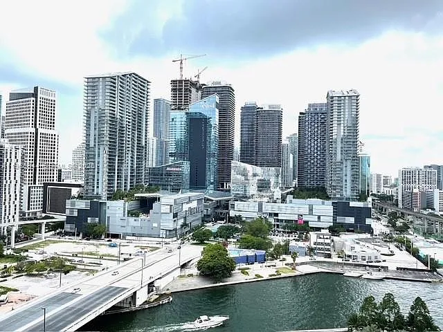 Building Photo - 350 S Miami Ave #2114