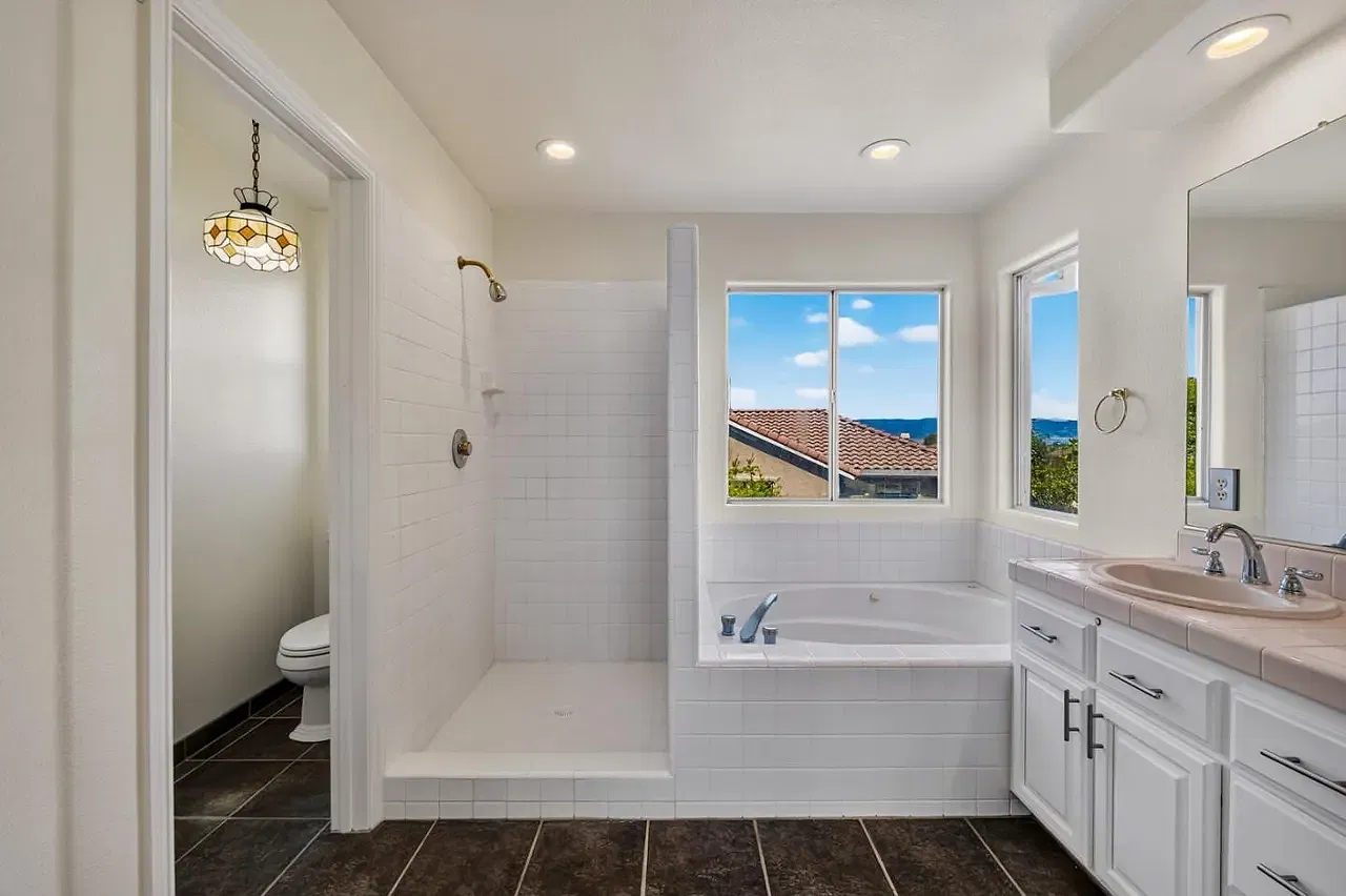 3 bed, 2.5 bath, 1818 sqft, $4,500 — Photo 3