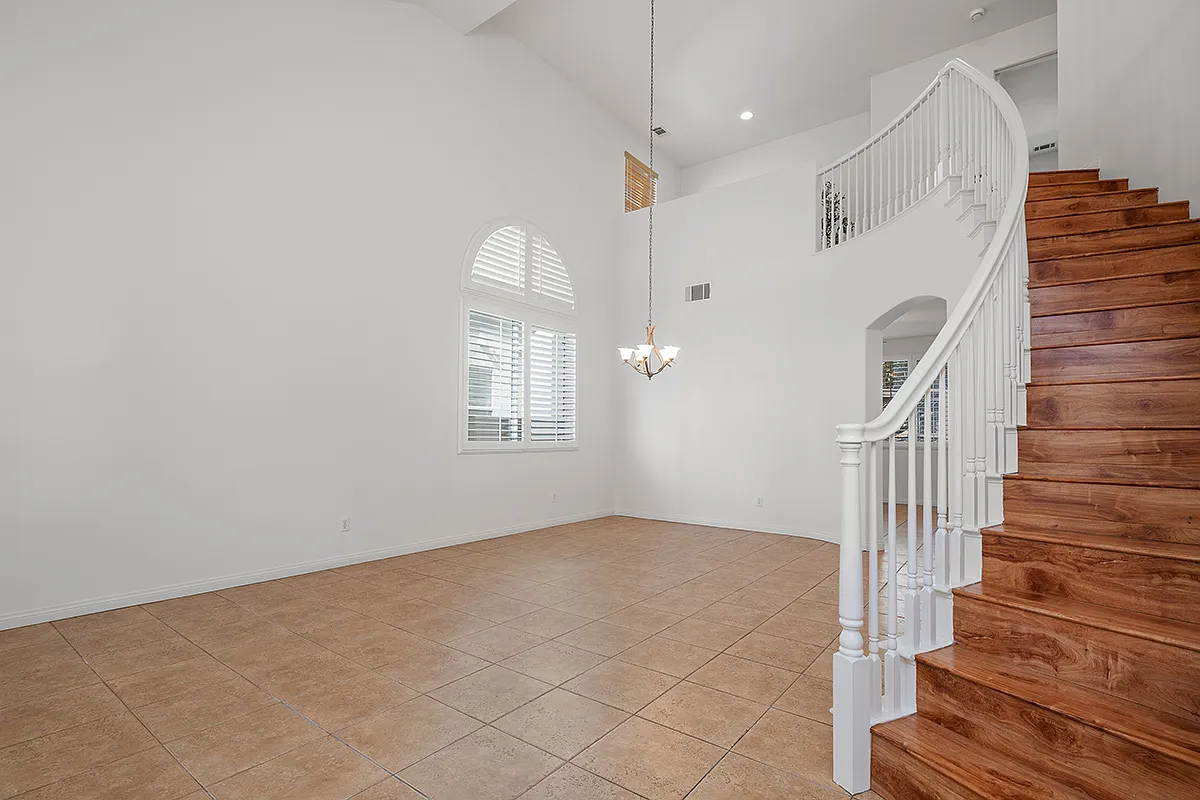 5 bed, 2.5 bath, 2287 sqft, $4,700 — Photo 3