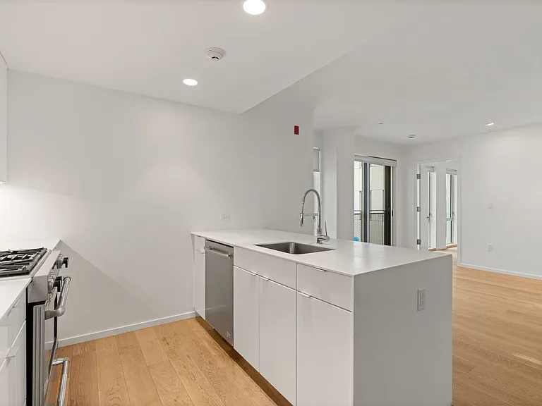50-504 W Broadway #499 — Photo 3