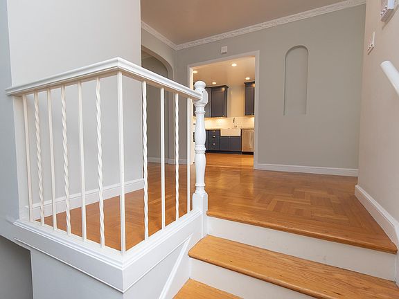 3rd image of 2541 Lombard St
