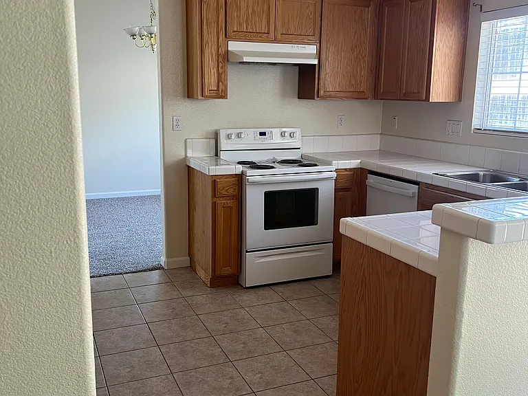 Roxbury Dr — Photo 5