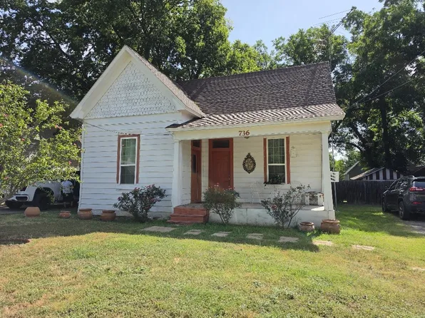 736 N Robinson St, Cleburne, TX 76031