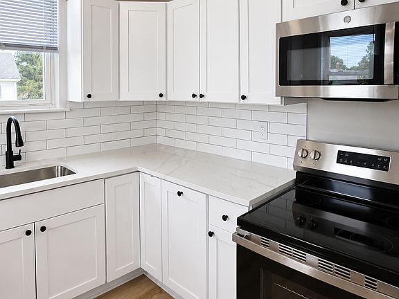 3rd image of 580 Bay St #4
