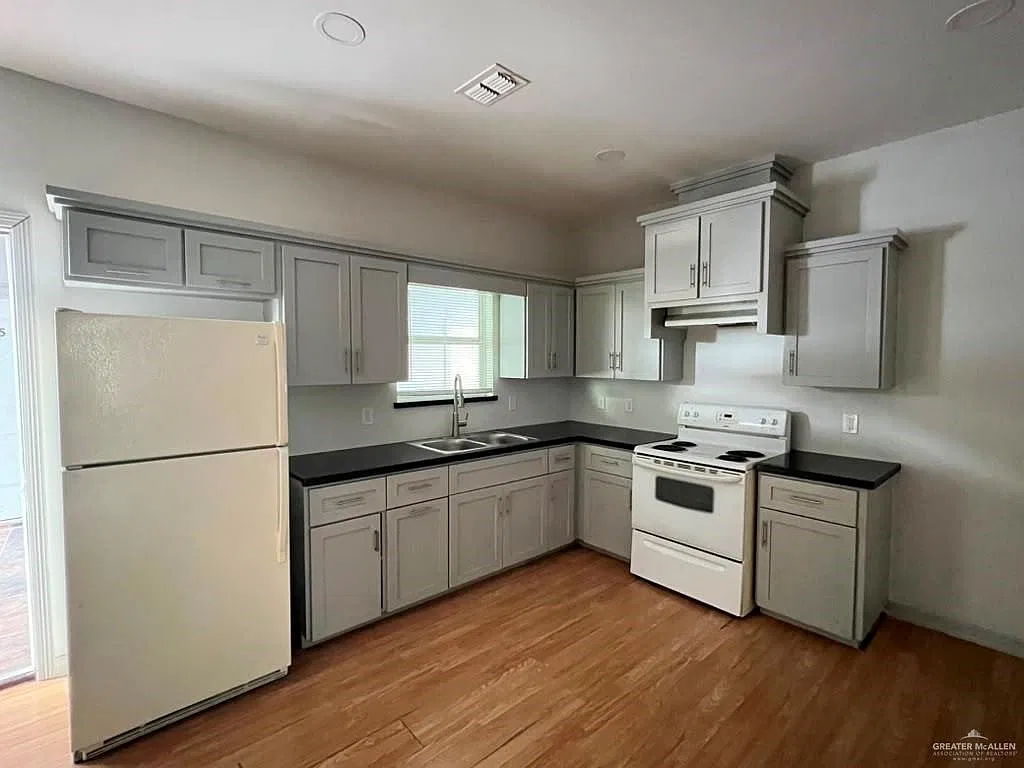 1 bed, 1.0 bath, 11280 sqft, $700 — Photo 2