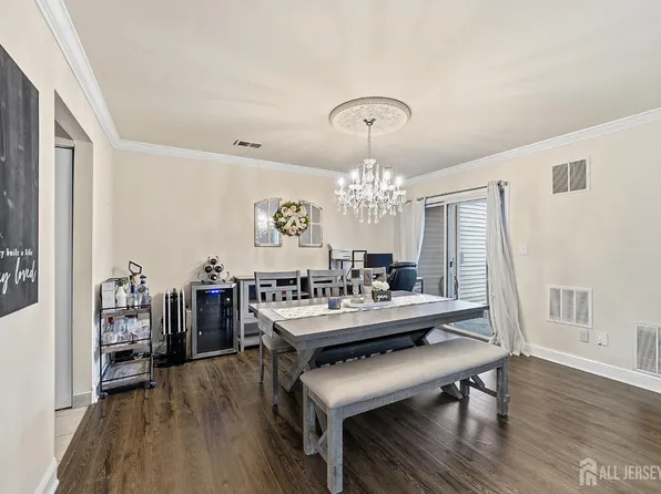 8 Cooper Ct, Freehold, NJ 07728