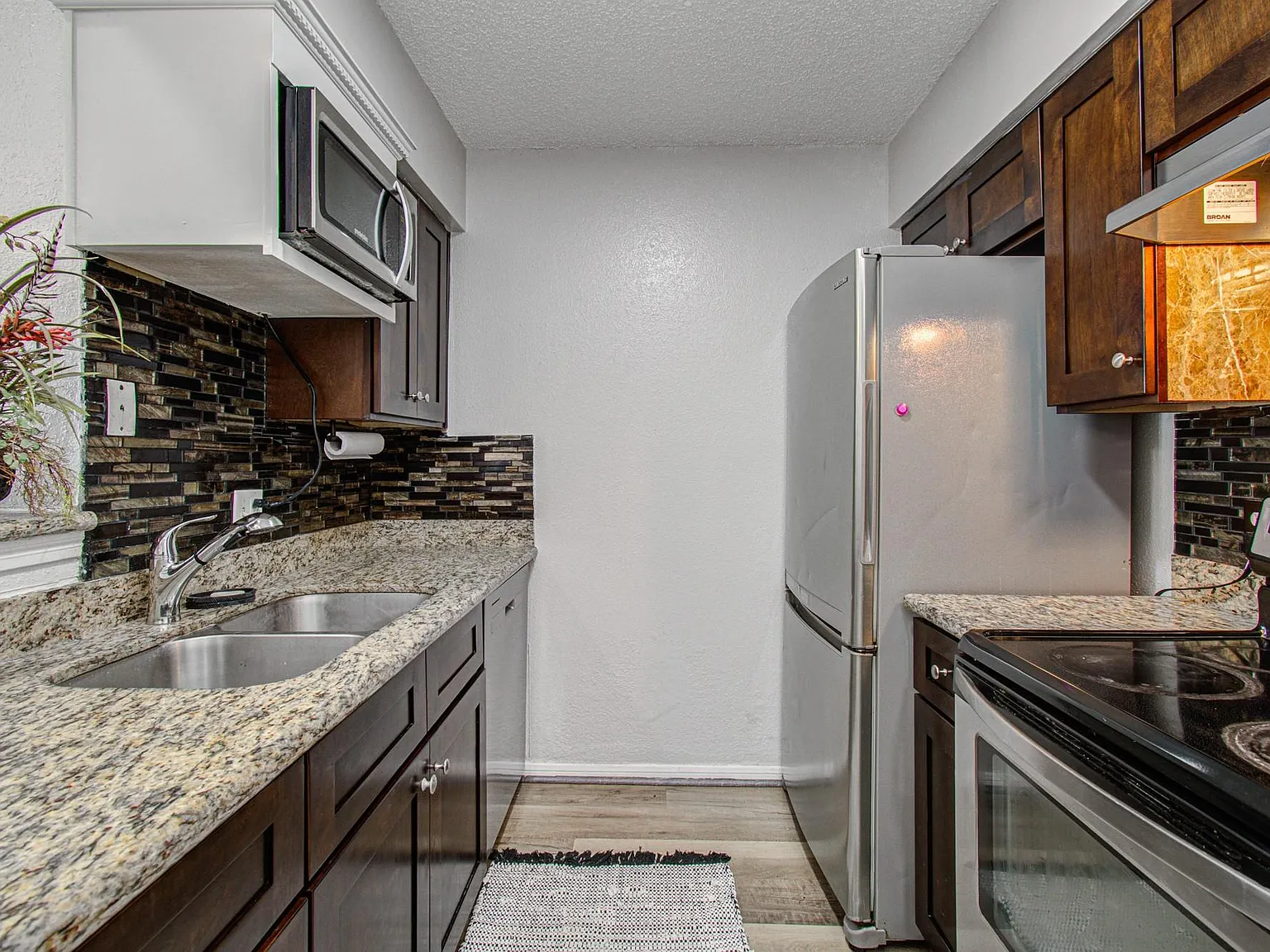 2 bed, 1.0 bath, 956 sqft, $1,175 — Photo 2
