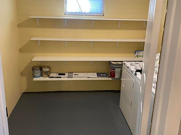 5th image of 270 Willow Pl