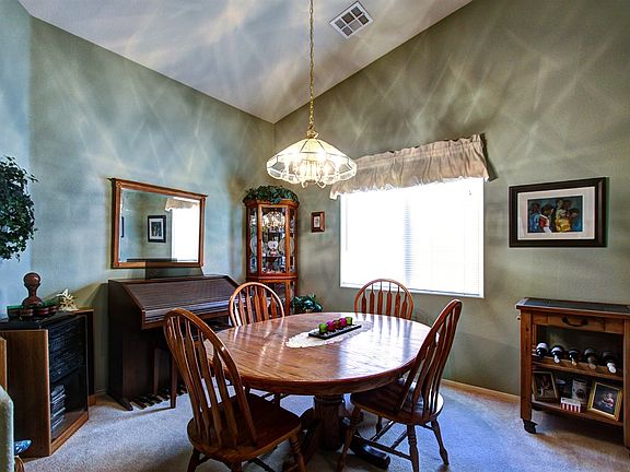 3rd image of 913 Majestic Oak St