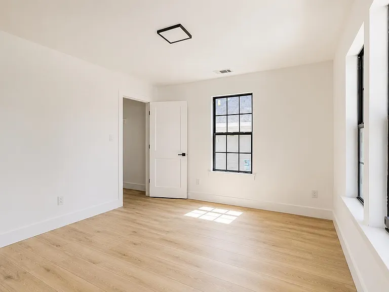 960 Blythe St — Photo 12