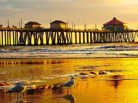 Short walk to Huntington Beach pier.