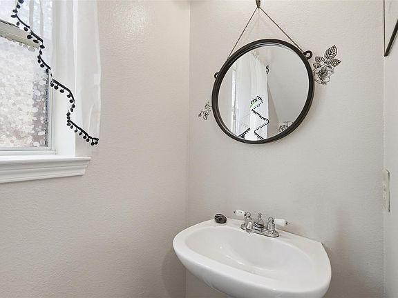 5th image of 807 Oak West Dr