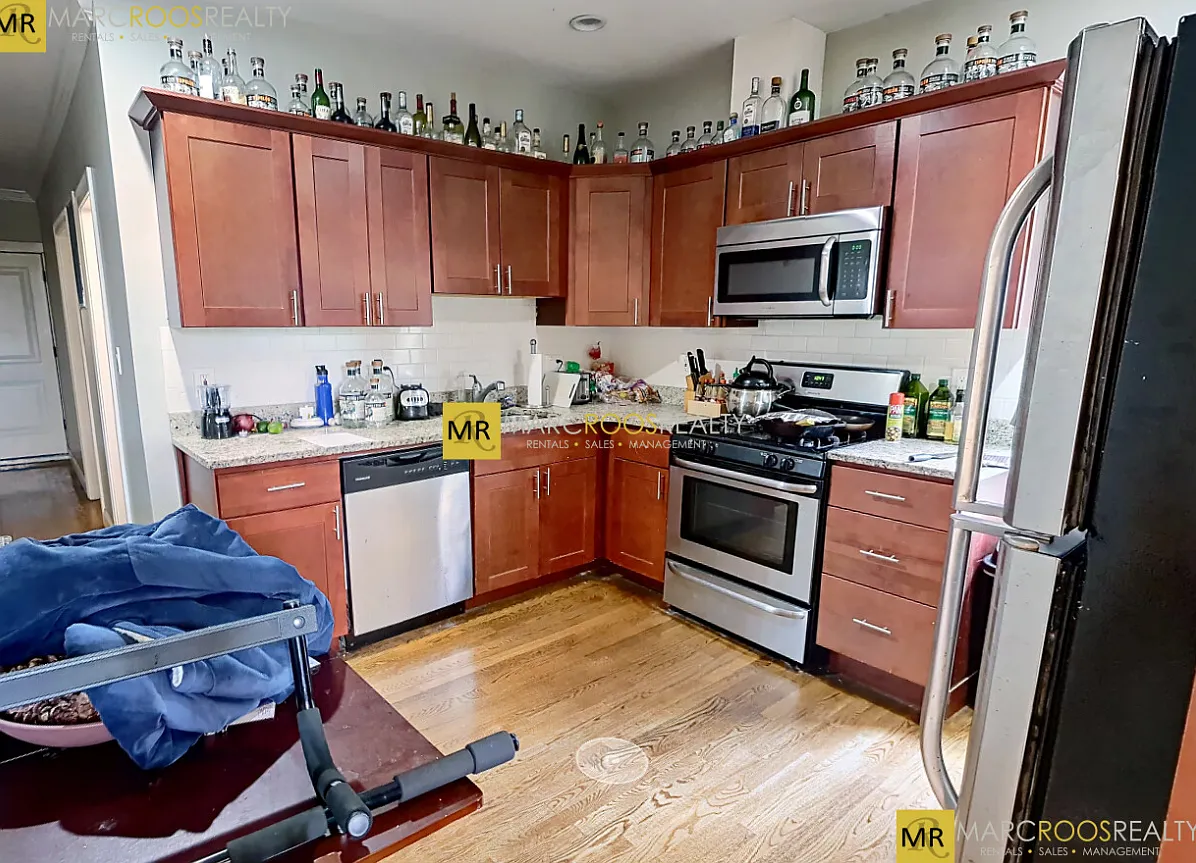 3 bed, 1.5 bath, 9999 sqft, $3,500 — Photo 1