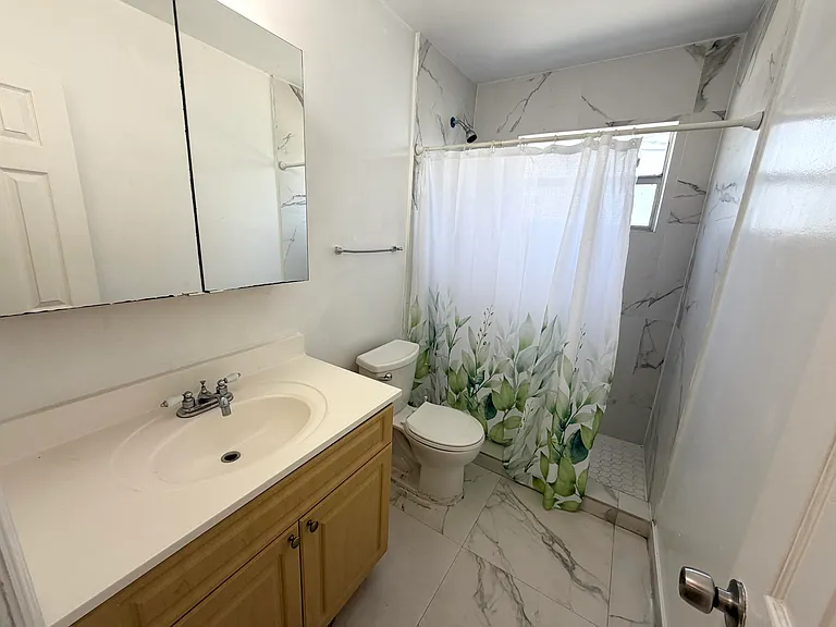 915 NE 8th St #104 — Photo 8