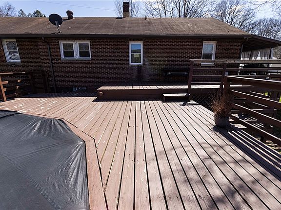 4th image of 842 Anderson St