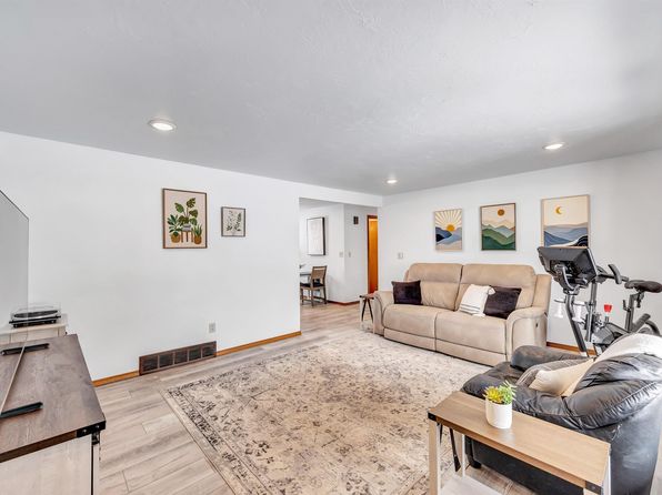 524 Masters Ln, Green Bay, WI 54311