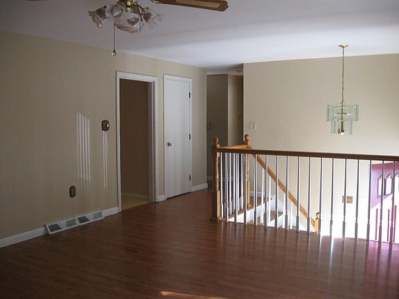 3rd image of 30 Bonnie Ln