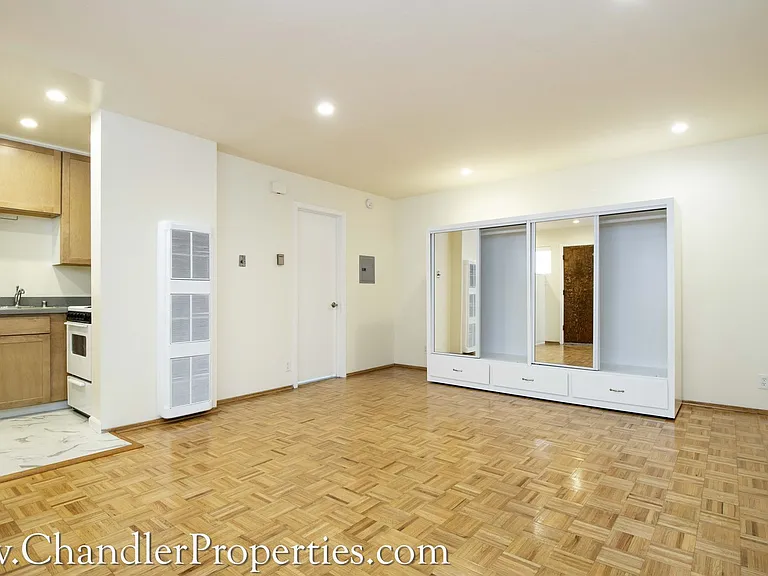 1915 Greenwich St — Photo 1