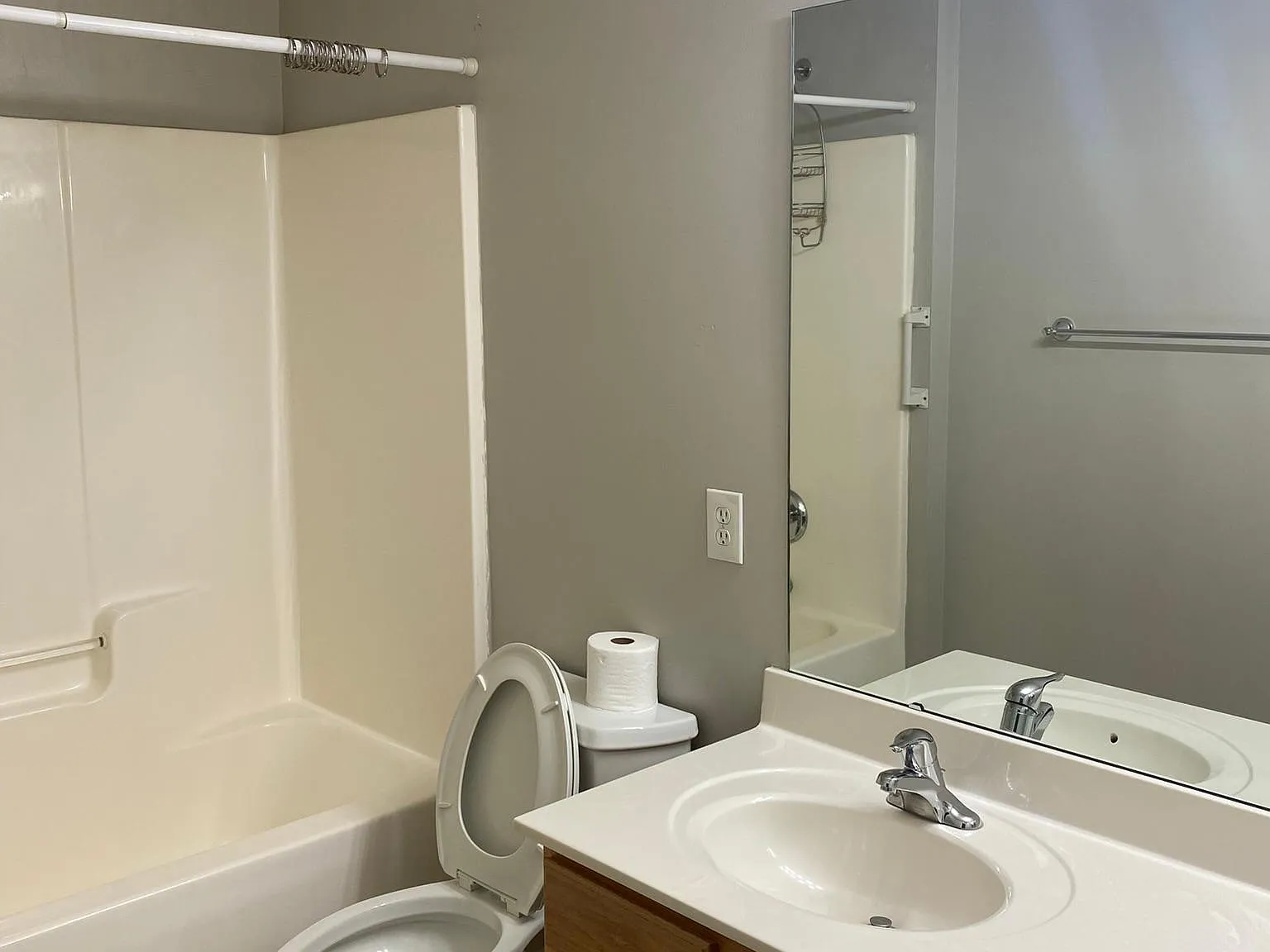 3 bed, 2.5 bath, 1919 sqft, $2,250 — Photo 2