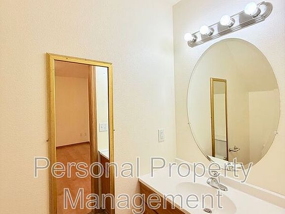 5th image of 5621 NE 64th St