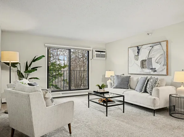 5645 Green Circle Dr APT 111, Minnetonka, MN 55343