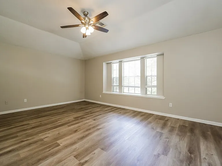 18450 Hollow Oaks Cir — Photo 9