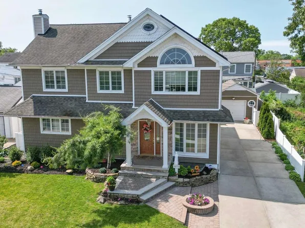 817 Doughty Avenue, Franklin Square, NY 11010