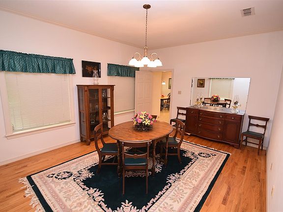 2nd image of 300 Dogwood Cir