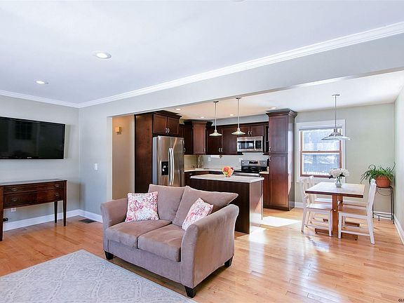 4th image of 21 Farmington Ave