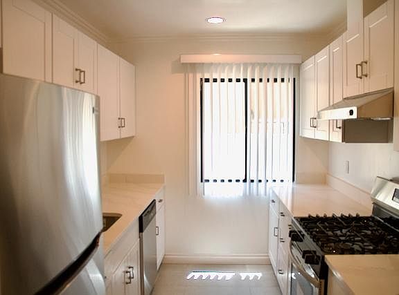 5th image of 947 6th St APT C