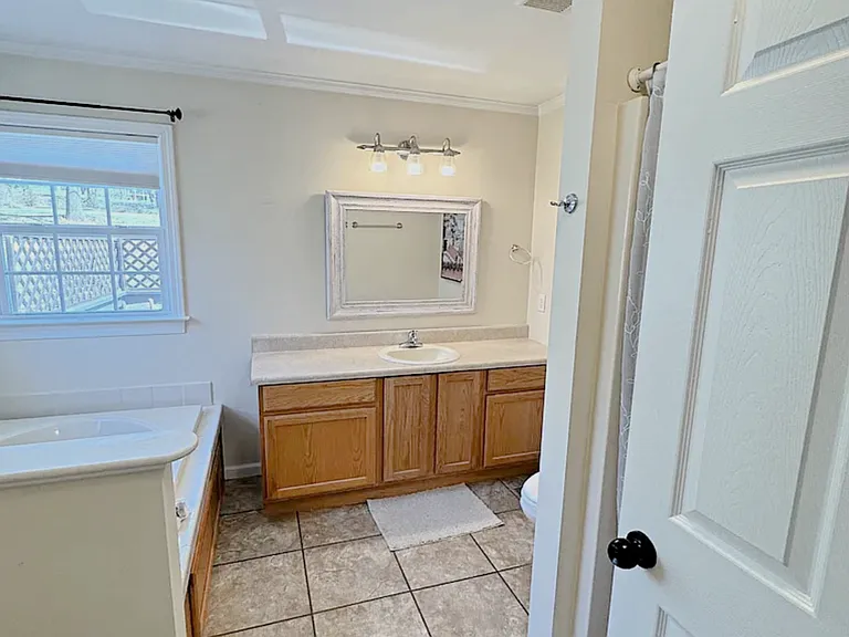 Downstairs Master Bath w/Garden Tub
10 X 10 Foot