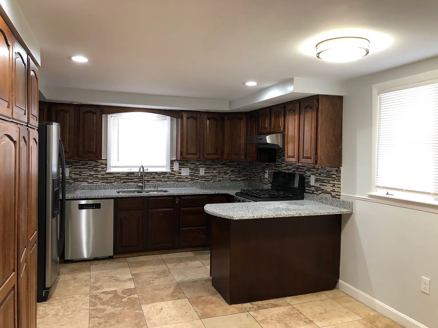 3 bed, 2184 sqft, $3,950 — Photo 3
