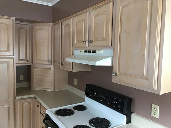 3rd image of 6 Edgewood Dr