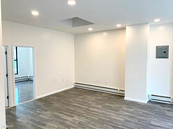 2nd image of 3 Coleman Sq