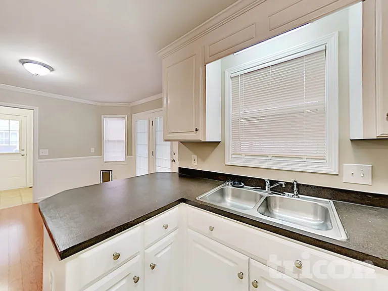 229 Montclaire Cir — Photo 6