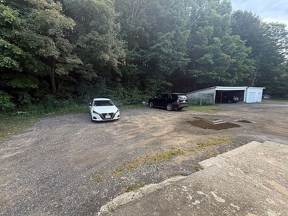4th image of 723 Main St