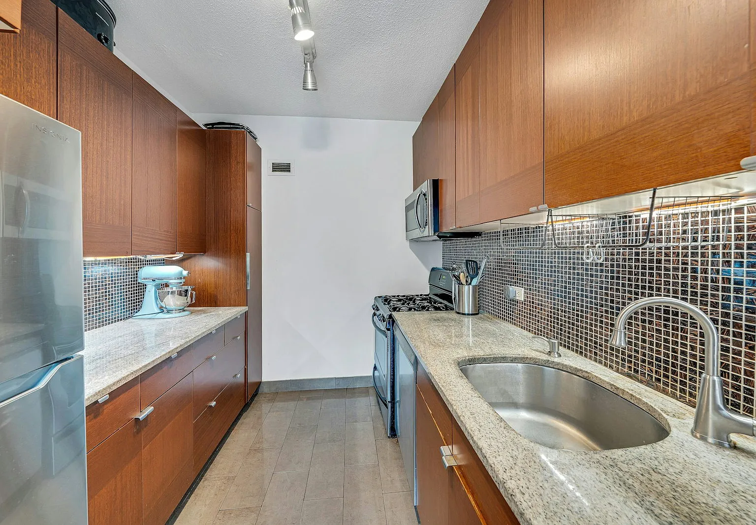 1 bed, 1.5 bath, 932 sqft, $3,100 — Photo 2