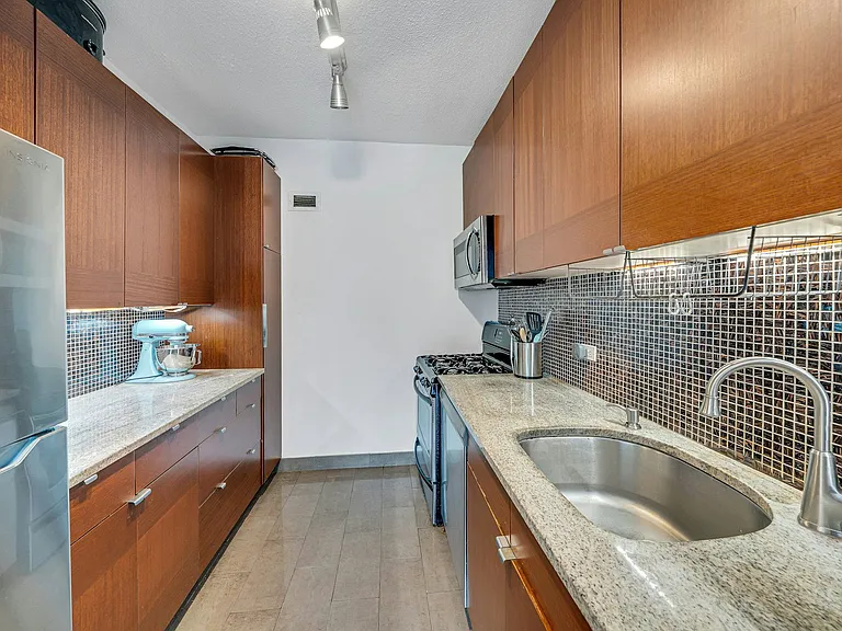 7002 John F Kennedy Blvd E #16H — Photo 2