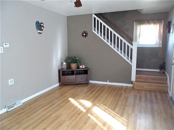 3rd image of 920 Orchard Ave