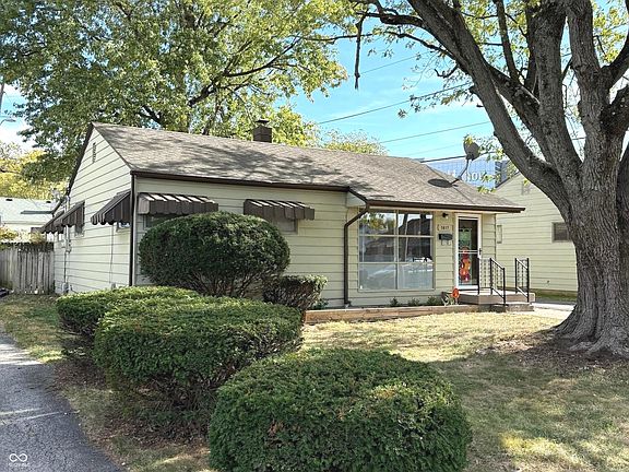 3rd image of 1617 N Hawthorne Ln