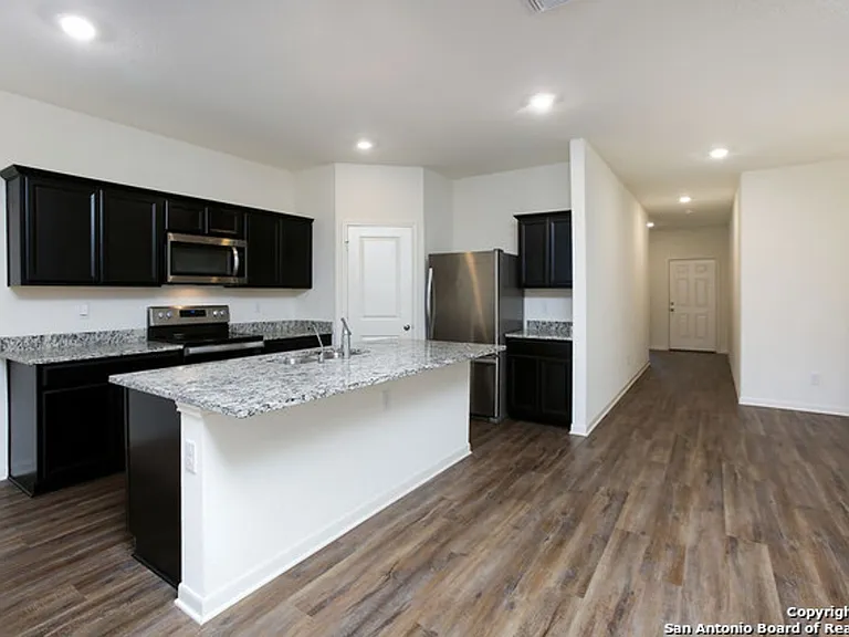 12530 Larissa — Photo 2