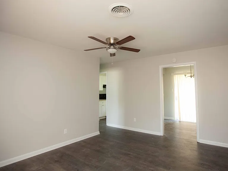1401 Rebel Dr — Photo 8