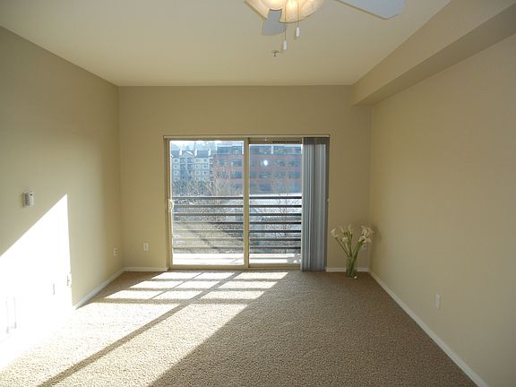 Bright living/dining room