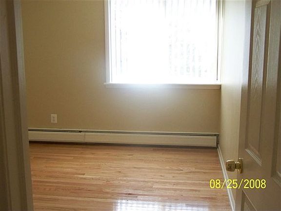 NORTH ROYAL OAK APTS-bedroom