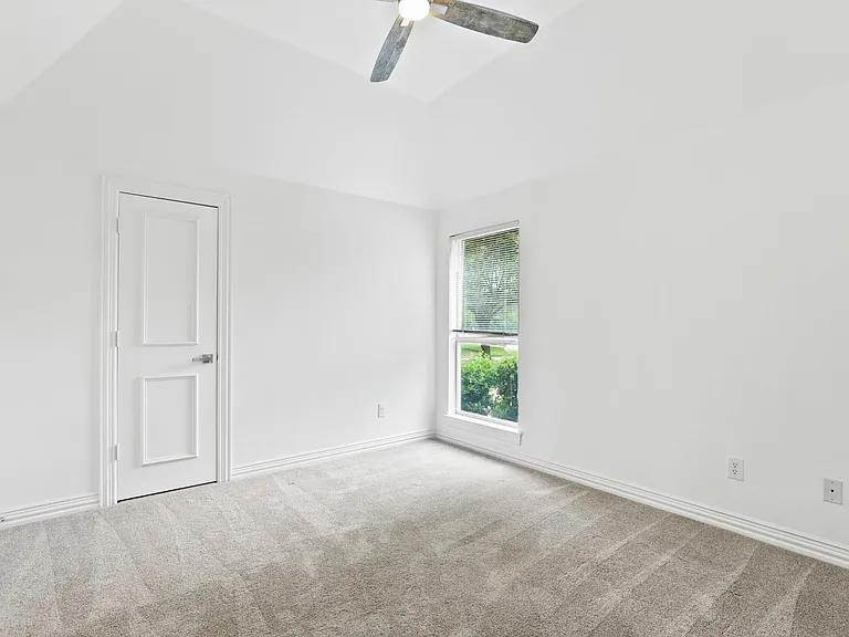 914 Edgemeer Ln — Photo 33