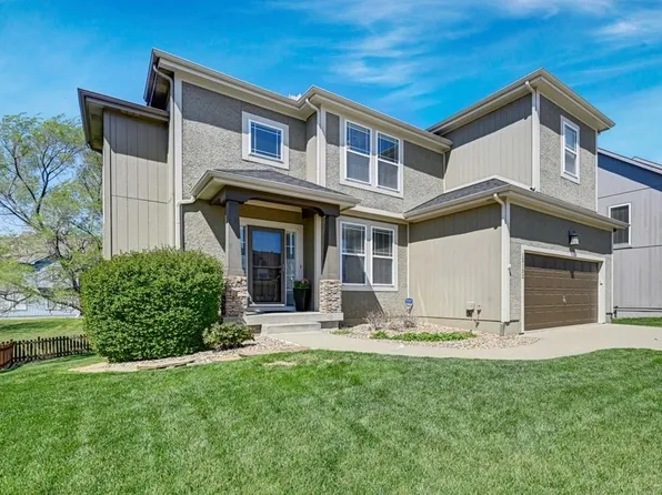 12132 S Redbud Ln, Olathe, KS 66061