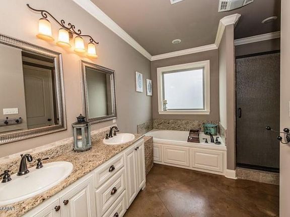 5th image of 307 S Montauban Dr