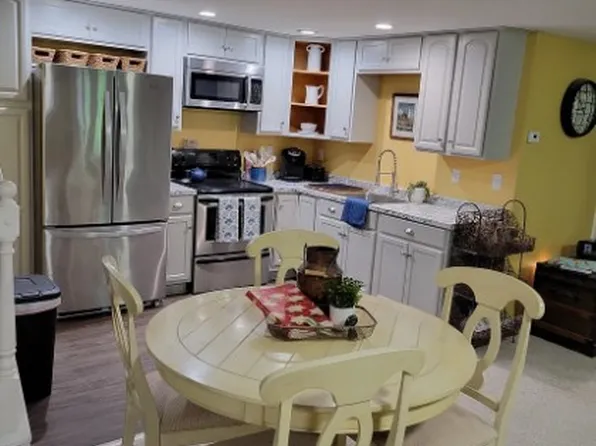 60 Milliken Mills Rd, Old Orchard Beach, ME 04064