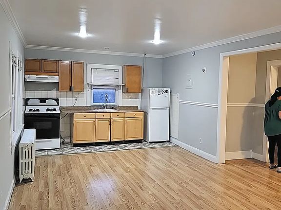 2nd image of 15 Allen St Floor 2