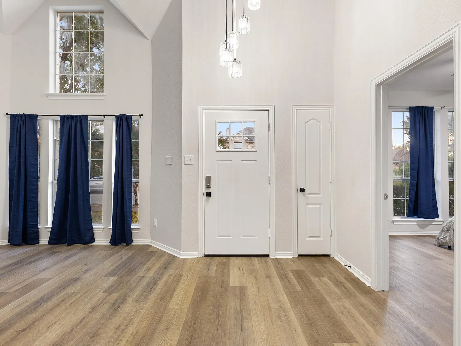 4 bed, 4.5 bath, 4000 sqft, $819 — Photo 3